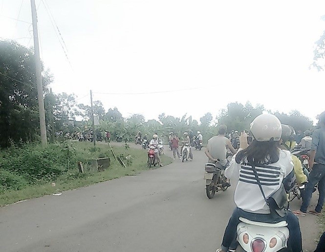 Người dân ở xã Xuân Phú (huyện Xuân Lộc, Đồng Nai) lo lắng dừng lại trên đường dẫn vào cơ sơ cai nghiện ma túy Xuân Phú khi nghe thông tin các học viên cai nghiện lại gây náo loạn Người dân ở xã Xuân Phú (huyện Xuân Lộc, Đồng Nai) lo lắng dừng lại trên đường dẫn vào cơ sơ cai nghiện ma túy Xuân Phú khi nghe thông tin các học viên cai nghiện lại gây náo loạn