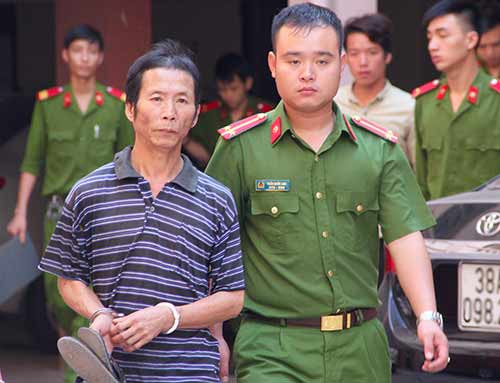 Nguyễn Văn An bị dẫn giải ra xe thùng đi thụ án.