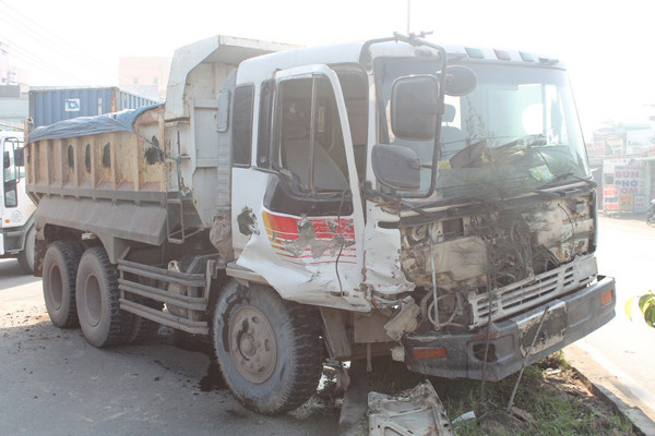 Đầu chiếc xe ben bị hư hỏng nặng Đầu chiếc xe ben bị hư hỏng nặng