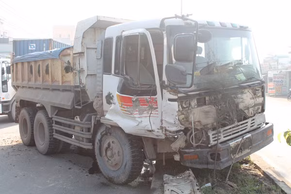 Đầu chiếc xe ben bị hư hỏng nặng