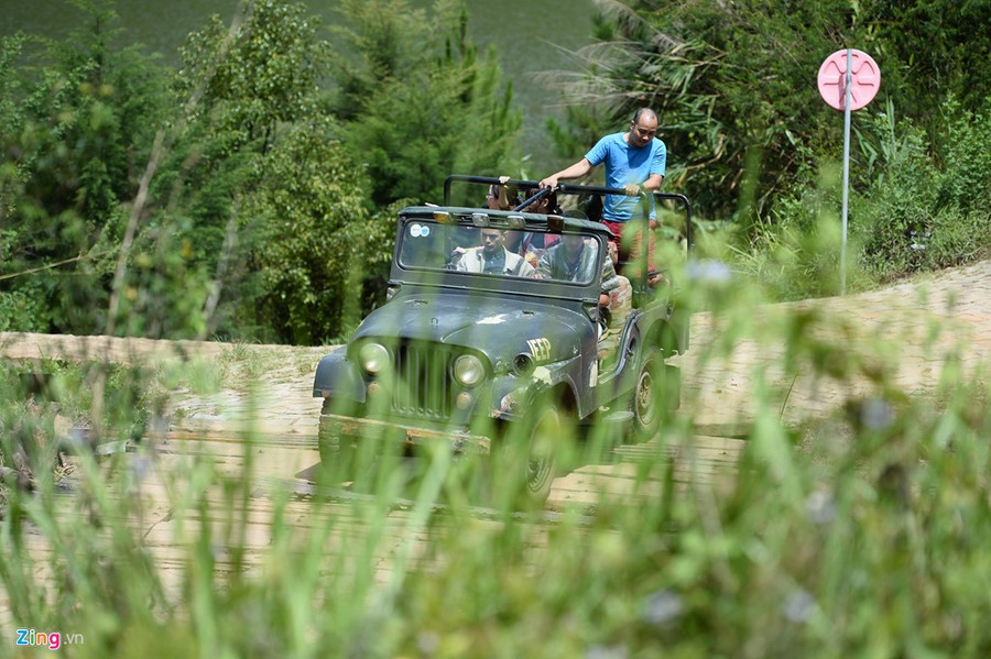 Xe Jeep sẽ băng rừng, leo đồi lội suối đưa du khách trải nghiệm thú vị giữa thiên nhiên. a