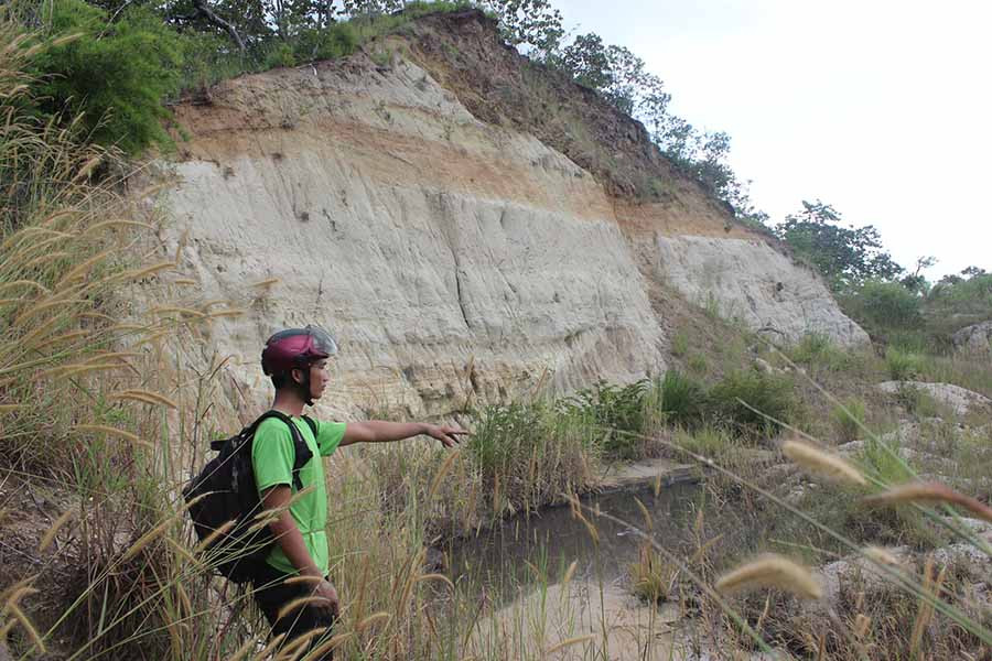 Cả một mảng núi rộng lớn bị san ủi. Ảnh: L.V.N Cả một mảng núi rộng lớn bị san ủi. Ảnh: L.V.N