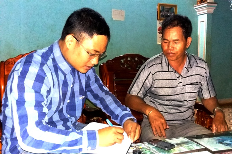 Ông Hoàng Ul kể lại chuyện đưa 2 đối tượng trộm cắp cà phê ra xử theo luật tục. Ảnh: Q.T