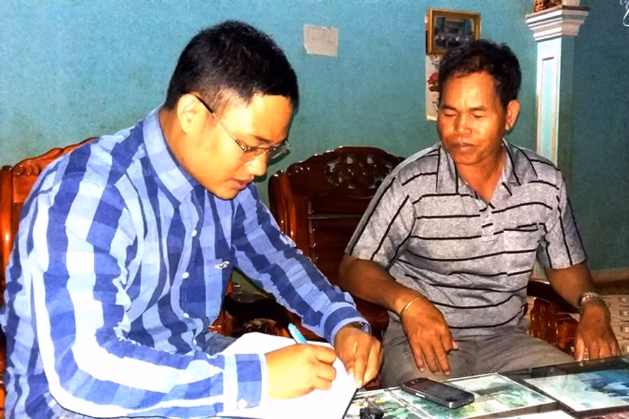 Ông Hoàng Ul kể lại chuyện đưa 2 đối tượng trộm cắp cà phê ra xử theo luật tục. Ảnh: Q.T