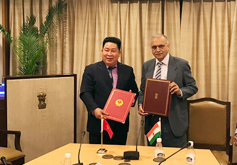 Trung tướng Bùi Văn Thành và Phó Cố vấn an ninh quốc gia Arvind Gupta ký bản ghi nhớ hợp tác giữa Bộ Công an Việt Nam và Văn phòng Hội đồng An ninh quốc gia Ấn Độ. Trung tướng Bùi Văn Thành và Phó Cố vấn an ninh quốc gia Arvind Gupta ký bản ghi nhớ hợp tác giữa Bộ Công an Việt Nam và Văn phòng Hội đồng An ninh quốc gia Ấn Độ.