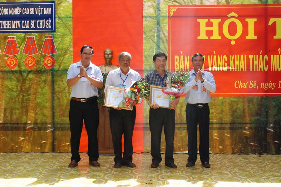 Lãnh đạo Công ty trao giải nhất đồng đội. Ảnh: Đ.Y Lãnh đạo Công ty trao giải nhất đồng đội. Ảnh: Đ.Y