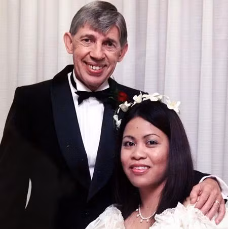 Ron và người vợ thứ 8 vẫn chưa chính thức ly dị