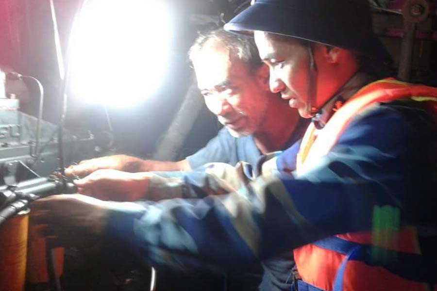 Bộ đội đảo Trường Sa khảo sát, sửa chữa Tàu QNg 95454-TS. Ảnh: Văn Tuấn