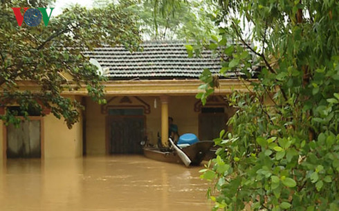 Nhà dân ở xã Phù Hóa, huyện Quảng Trạch, tỉnh Quảng Bình bị ngập sâu a
