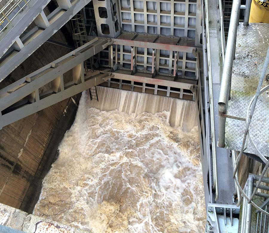 Từ trưa 3-11, lưu lượng nước xả qua tràn An Khê tại công trình Thủy điện An Khê-Ka Nak đã giảm về mức 150 m3/s. Ảnh: Lê Hòa Từ trưa 3-11, lưu lượng nước xả qua tràn An Khê tại công trình Thủy điện An Khê-Ka Nak đã giảm về mức 150m3/s. Ảnh: Lê Hòa