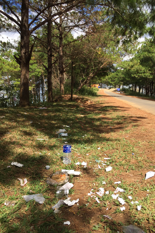 Rác thải từ một bữa tiệc đã tàn trên đường vào danh thắng Biển Hồ. Ảnh: H.N