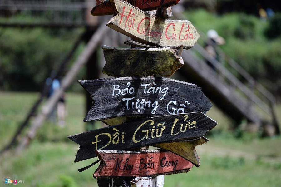 Choáng ngợp với vẻ đẹp lộng lẫy của thiên nhiên núi rừng hoang dã, cảm động trước tình yêu chân thành của anh, cô gái đã ở lại cùng Cù Lần xây tổ uyên ương, lập làng sương khói bên bờ suối vắng, giữa những đồi xanh, rừng hoa dại. a