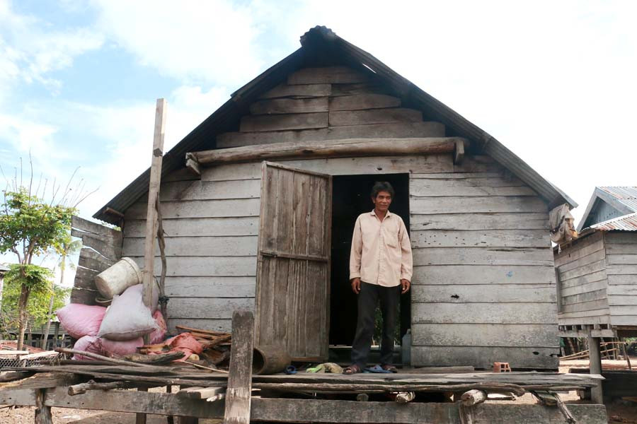 Ông Gret vui mừng cho chúng tôi biết, ông đang chuẩn bị làm lại nhà để thay thế ngôi nhà sập xệ hiện nay. Ảnh: Q.T Ông Gret vui mừng cho chúng tôi biết, ông đang chuẩn bị làm lại nhà để thay thế ngôi nhà sập xệ hiện nay. Ảnh: Q.T
