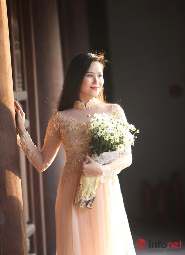 Tranh thủ khi thời tiết mới giao mùa, nhiều người đã lưu lại những khoảnh khắc đẹp này. Trong ảnh: thiếu nữ Hà Nội duyên dáng khoe sắc cùng cúc hoạ mi dưới nắng cuối Thu.