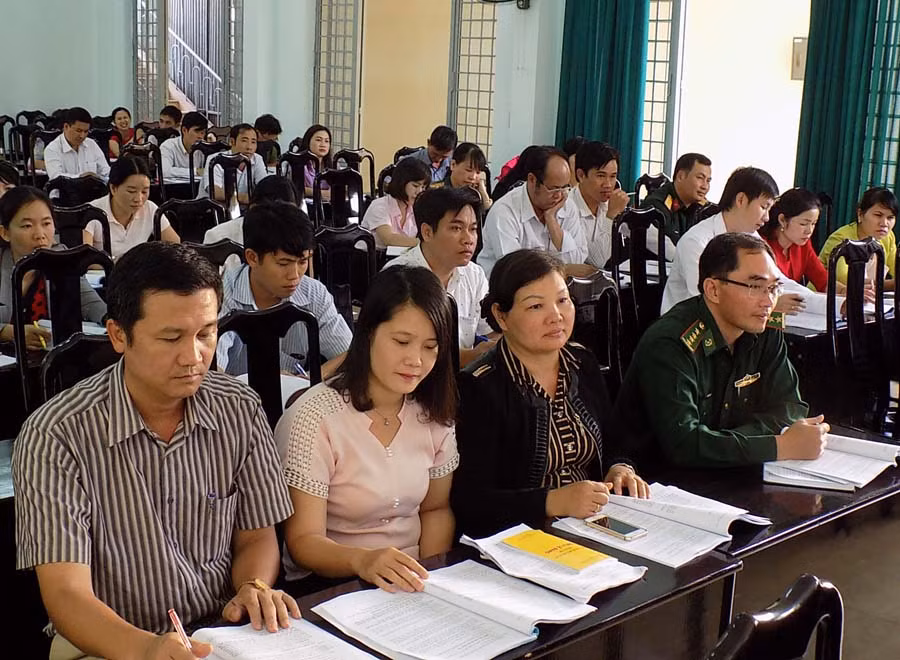 Đội ngũ cán bộ làm công tác tổ chức-xây dựng Đảng tham gia bồi dưỡng nghiệp vụ. Ảnh: T.N