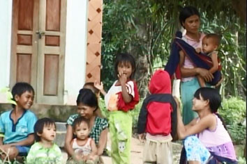 Làm mẹ khi tuổi đời còn quá trẻ.