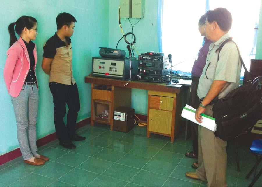 Hướng dẫn vận hành tại Đài Truyền thanh xã Ia Rsươm. Ảnh: Đức Mạo  Hướng dẫn vận hành tại Đài Truyền thanh xã Ia Rsươm. Ảnh: Đức Mạo
