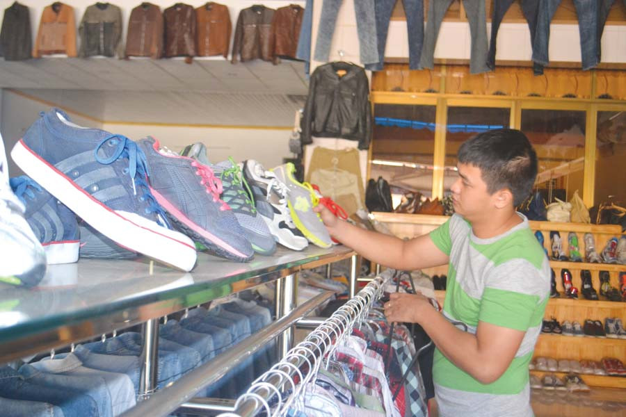 Giày dép, quần áo cũ là mặt hàng phổ biến. Ảnh: L.L Giày dép, quần áo cũ là mặt hàng phổ biến. Ảnh: L.L