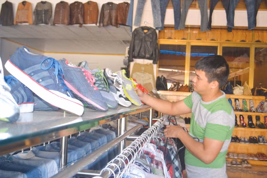 Giày dép, quần áo cũ là mặt hàng phổ biến. Ảnh: L.L