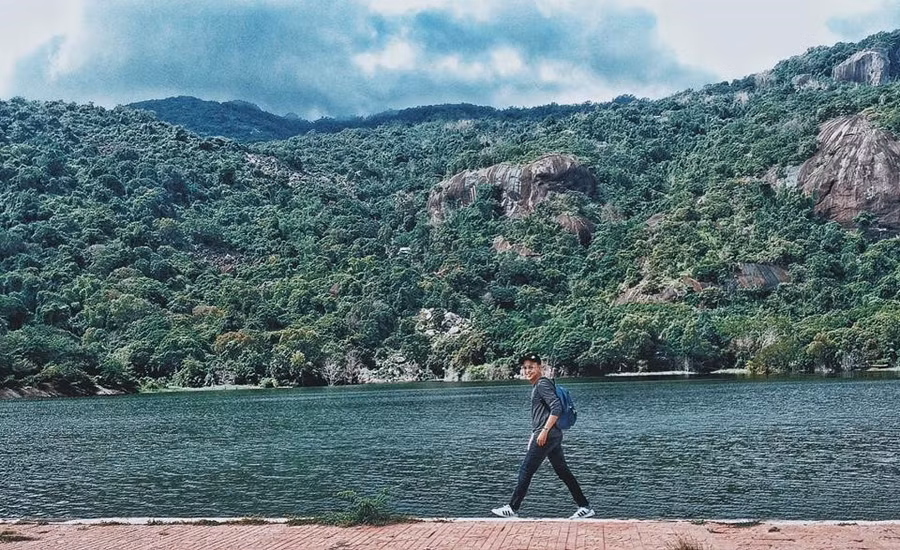 Hồ Soài So: Hồ nằm ở sườn phía đông núi Cô Tô, thuộc xã Núi Tô, huyện Tri Tôn. Mặt hồ phẳng lì, trong sạch có diện tích khoảng 5 ha chứa khoảng 400.000 m3 nước từ con suối Bạc đổ xuống. Đến với hồ Soài So, du khách có cảm giác thoải mái, ngắm nhìn phong cảnh non nước hữu tình và không khí trong lành nơi đây. Hồ Soài So: Hồ nằm ở sườn phía đông núi Cô Tô, thuộc xã Núi Tô, huyện Tri Tôn. Mặt hồ phẳng lì, trong sạch có diện tích khoảng 5 ha chứa khoảng 400.000 m3 nước từ con suối Bạc đổ xuống. Đến với hồ Soài So, du khách có cảm giác thoải mái, ngắm nhìn phong cảnh non nước hữu tình và không khí trong lành nơi đây.