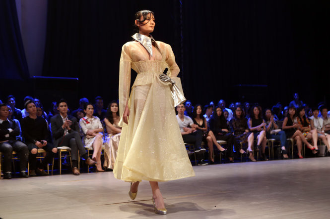 Người mẫu Lê Thúy trong một thiết kế của nhà thiết kế Trương Thanh Long