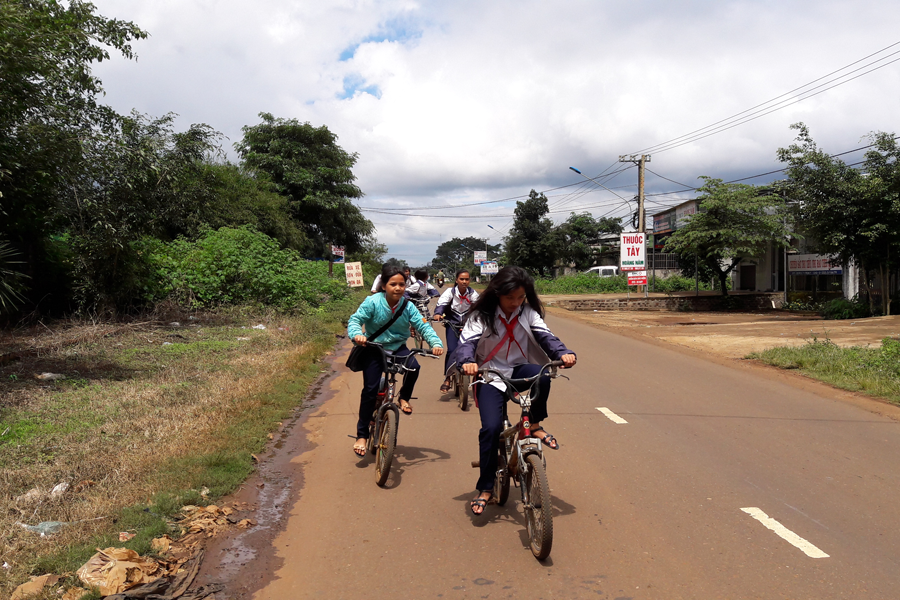  Luôn tiềm ẩn nguy cơ mất an toàn giao thông khi học sinh tham gia giao thông. Ảnh: Ngọc thu