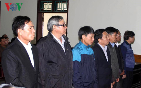 Nguyên Chủ tịch UBND huyện Kỳ Anh và các thuộc cấp tại phiên tòa sáng 29-11. Nguyên Chủ tịch UBND huyện Kỳ Anh và các thuộc cấp tại phiên tòa sáng 29-11.