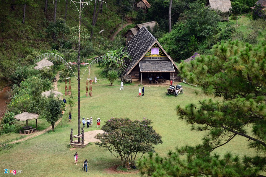 Tại đây, khách du lịch có thể tham gia các hoạt động ngoài trời, hòa mình với thiên nhiên như thả diều, bắt cá, leo núi, chèo bè... aa