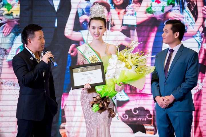 Cũng trong buổi tiệc, Ngọc Duyên chính thức nhận giấy chứng nhận "Miss Global Beauty Queen 2016". 8