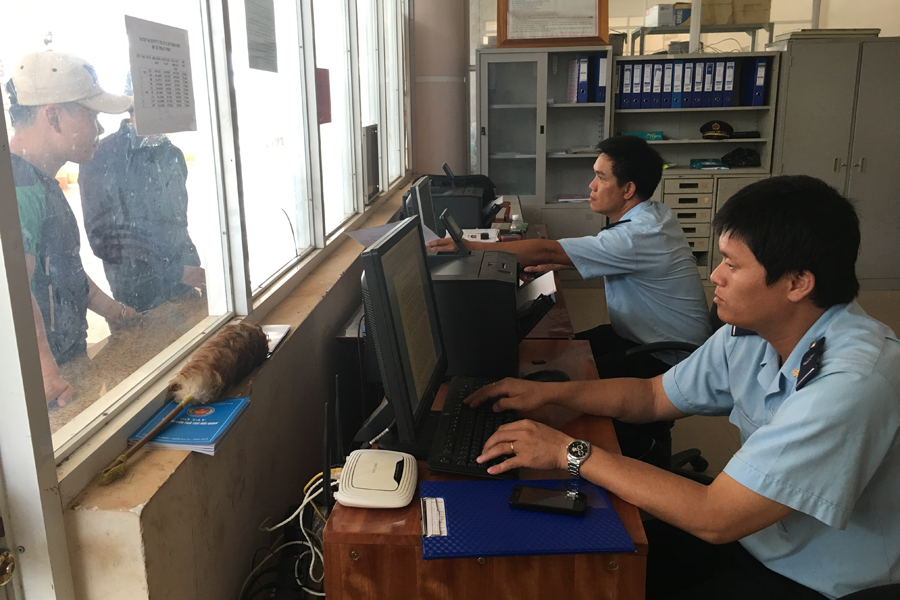 Cán bộ Cục Hải quan Gia Lai-Kon Tum làm thủ tục thông quan hàng hóa cho doanh nghiệp. Ảnh: H.D