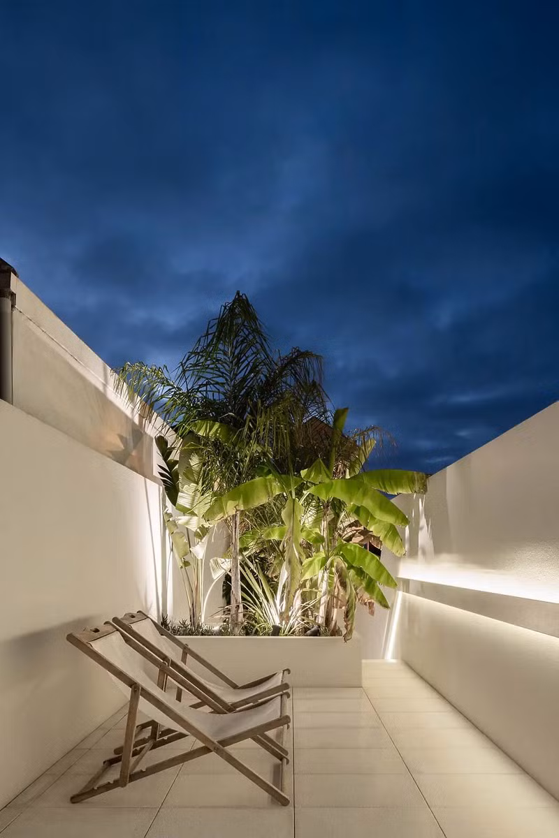 Ghế đặt trên sân thượng để thư giãn.