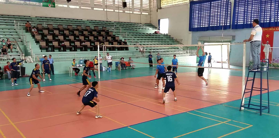 Đội Sở Văn hóa-Thể thao và Du lịch và đội huyện Đức Cơ thi đấu trận chung kết. Ảnh: Hà Phương