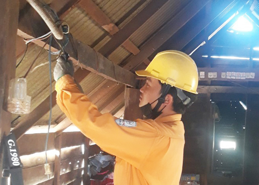  Công nhân Điện lực Phú Thiện lắp bóng điện cho các hộ dân làng Trớ, xã Chư A Thai. Ảnh: H.D