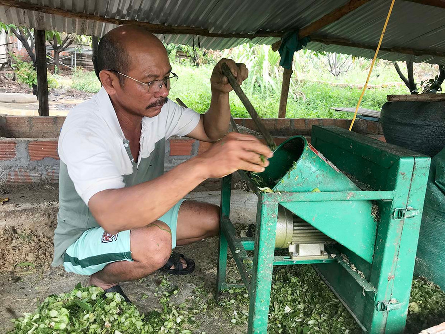Anh Võ Hùng Tiến chuẩn bị thức ăn cho gà. Ảnh: Đức Phương Anh Võ Hùng Tiến chuẩn bị thức ăn cho gà. Ảnh: Đức Phương
