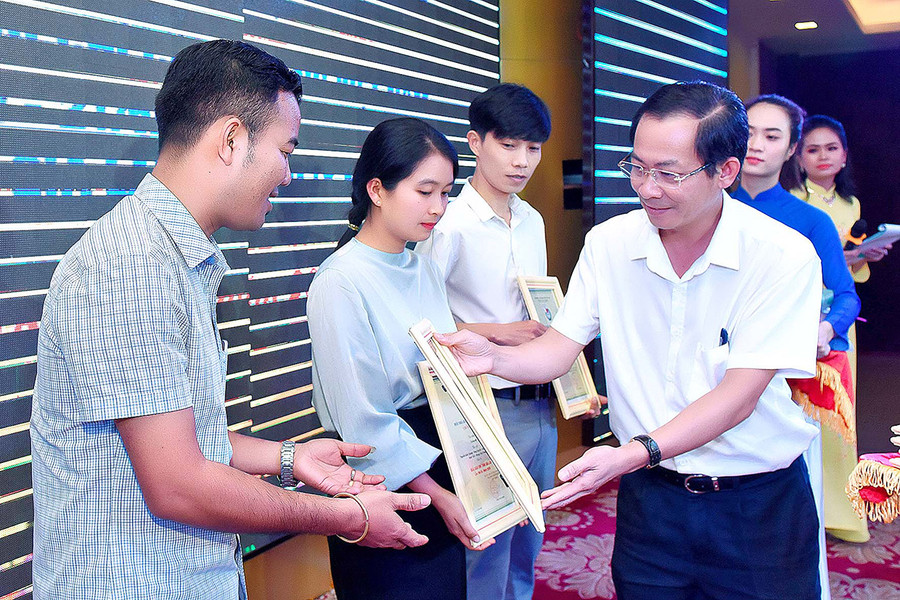 Phó Chủ tịch UBND tỉnh Đỗ Tiến Đông trao giải A cho các tác giả, nhóm tác giả. Ảnh: ĐỨC THỤY