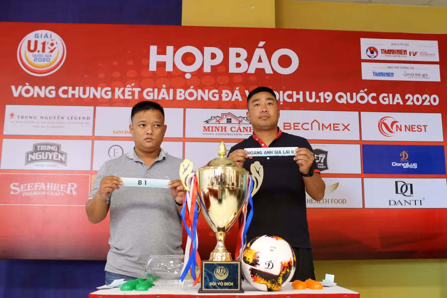 Bốc thăm chia bảng vòng chung kết Giải bóng đá U19 Quốc gia 2020. Ảnh: Đức Đăng