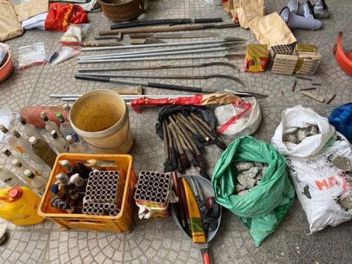  Số hung khí dùng để chống đối lực lượng chức năng bị thu giữ - Ảnh do công an cung cấp