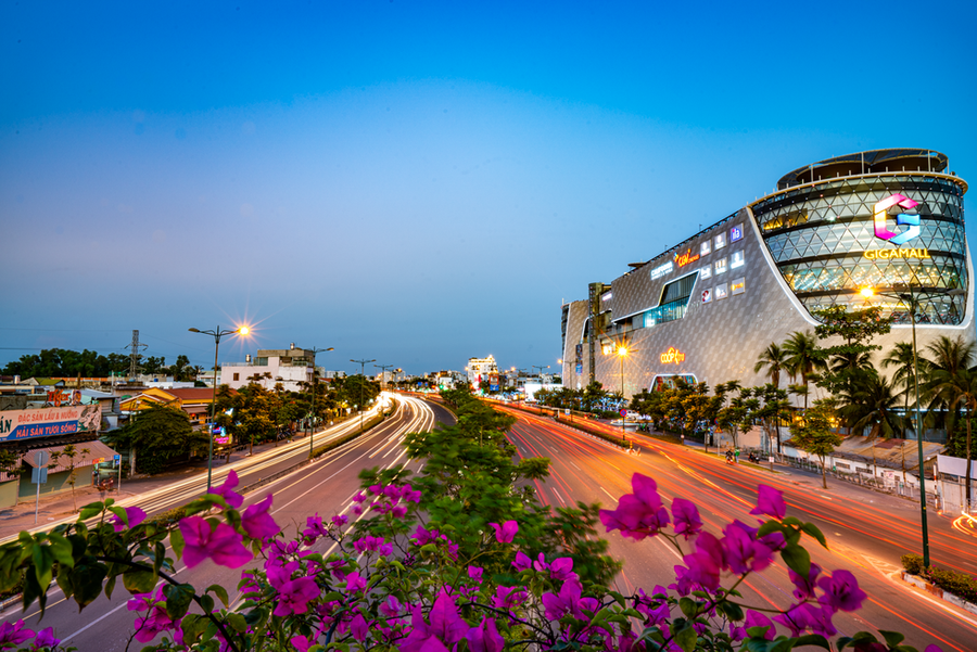 Đại lộ Phạm Văn Đồng rực rỡ ánh đèn - Ảnh: Võ Hùng Mạnh