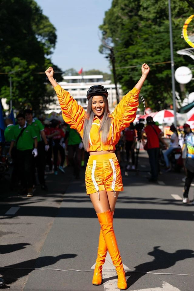 Đây không phải lần đầu khán giả thấy sự thay đổi ngoại hình của cô. Trước đó, người đẹp còn biến hóa với phong cách cổ điển hay nhuộm nâu làn da. Ảnh: NSCC