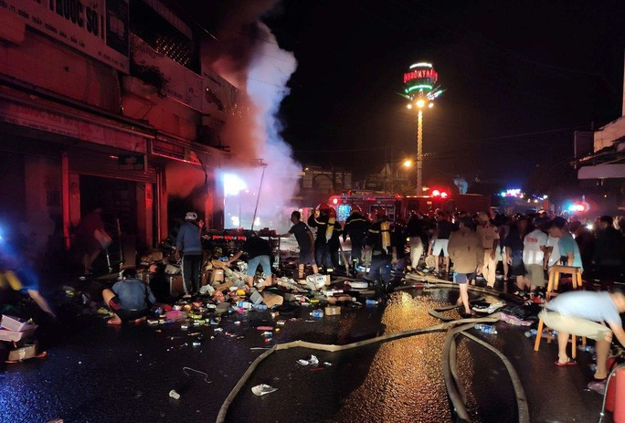 Hỏa hoạn thiêu rụi tài sản trong 2 cửa hàng Hỏa hoạn thiêu rụi tài sản trong 2 cửa hàng