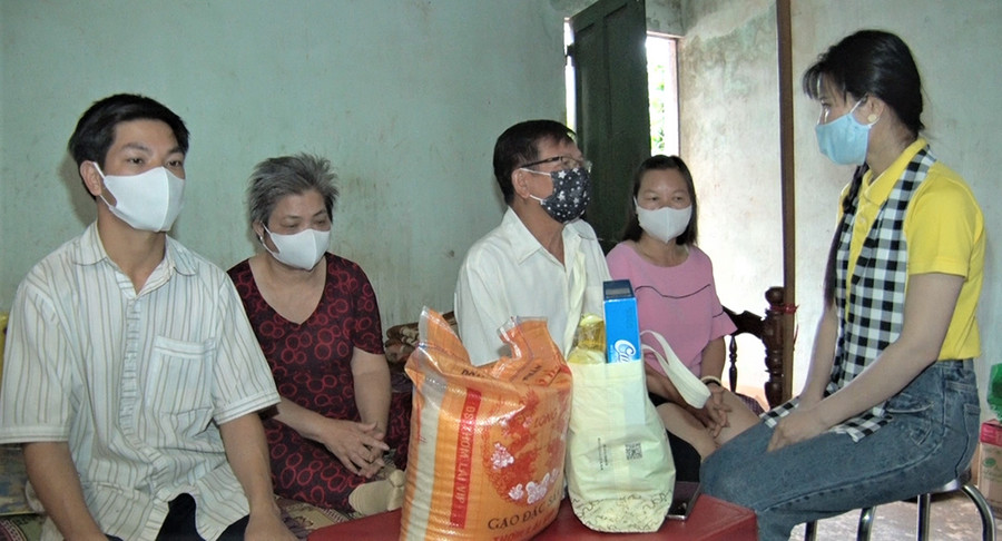  Chị Phạm Thị Xuân Hồng (bìa phải) trao quà cho gia đình ông Nguyễn Văn Sáu (phường Hội Phú, TP. Pleiku). Ảnh: H.Đ.T