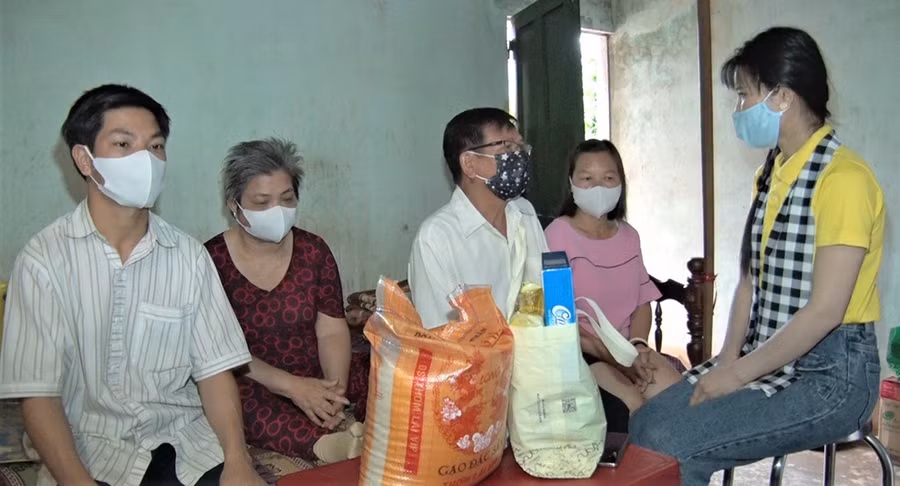  Chị Phạm Thị Xuân Hồng (bìa phải) trao quà cho gia đình ông Nguyễn Văn Sáu (phường Hội Phú, TP. Pleiku). Ảnh: H.Đ.T