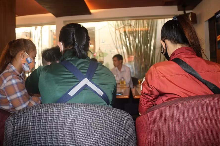  Sau khi Báo Lao Động đăng loạt bài, nhiều nạn nhân đã mạnh dạn đứng ra tố cáo thủ đoạn vay tiền qua app. Ảnh: Huân Cao