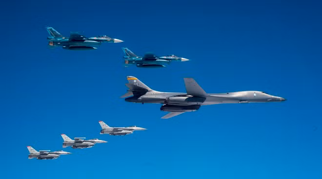 B-1 và các tiêm kích F-16 của Mỹ tham gia tập trận với F-2 của Nhật Bản ngoài khơi Nhật Bản vào ngày 22.4 - Ảnh: Không quân Mỹ B-1 và các tiêm kích F-16 của Mỹ tham gia tập trận với F-2 của Nhật Bản ngoài khơi Nhật Bản vào ngày 22.4 - Ảnh: Không quân Mỹ