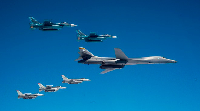 B-1 và các tiêm kích F-16 của Mỹ tham gia tập trận với F-2 của Nhật Bản ngoài khơi Nhật Bản vào ngày 22.4 - Ảnh: Không quân Mỹ  B-1 và các tiêm kích F-16 của Mỹ tham gia tập trận với F-2 của Nhật Bản ngoài khơi Nhật Bản vào ngày 22.4 - Ảnh: Không quân Mỹ