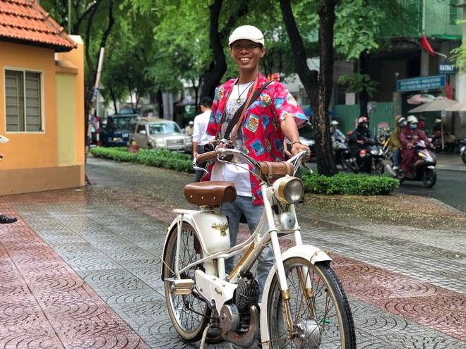 Chàng trai bán hoa giấy theo kiểu hoài cổ Ảnh: DẠ THẢO