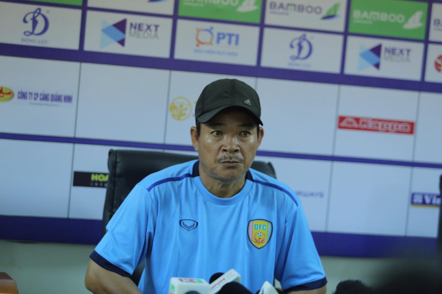 HLV Trang Văn Thành thừa nhận Đồng Tháp bị hụt hơi trước Hà Nội FC. Ảnh: Cao Oanh
