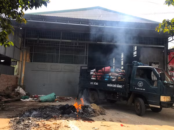 Gia đình anh Nguyễn Công Tín (phường Yên Thế, TP. Pleiku) dọn dẹp vệ sinh cơ sở chăn nuôi, chứa thức ăn gia súc vào chiều 1-6. Ảnh: L.V.N