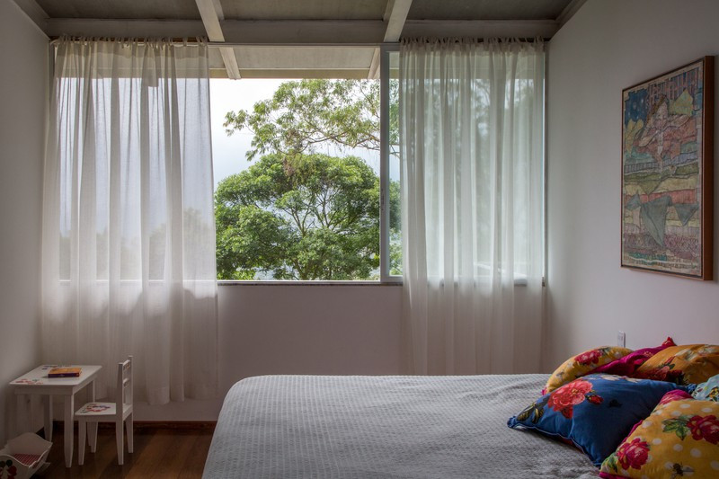 Cửa trượt và rèm cửa mỏng đảm bảo sự riêng tư cho phòng ngủ khi cần. Cửa trượt và rèm cửa mỏng đảm bảo sự riêng tư cho phòng ngủ khi cần.