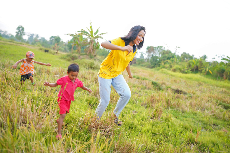 Hiện, Hoa hậu H'Hen Niê đang bận rộn với lịch trình chuẩn bị cho vai diễn hành động trong bộ phim 578, cùng với các dự án thiện nguyện khác.